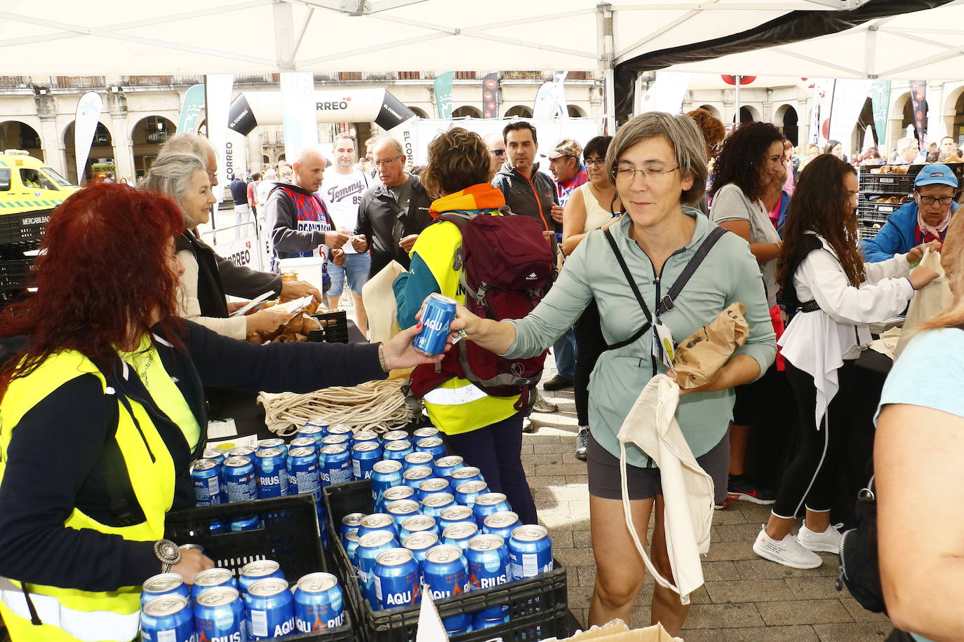 La popular cita ha reunido este año a cerca de dos mil participantes en un recorrido cargado de buen ambiente por el parque de Olárizu. Todo lo recaudado a través de las inscripciones para esta prueba que nació en 2012, coincidiendo con el reinado de Vitoria como 'Green Capital', irá destinado a la agencia de colocación de parados que Cáritas tiene en el barrio de Zaramaga.