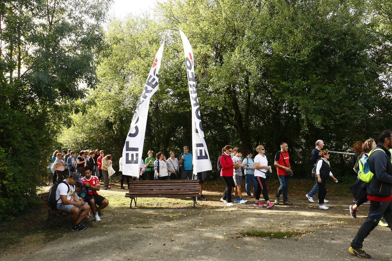 La popular cita ha reunido este año a cerca de dos mil participantes en un recorrido cargado de buen ambiente por el parque de Olárizu. Todo lo recaudado a través de las inscripciones para esta prueba que nació en 2012, coincidiendo con el reinado de Vitoria como 'Green Capital', irá destinado a la agencia de colocación de parados que Cáritas tiene en el barrio de Zaramaga.