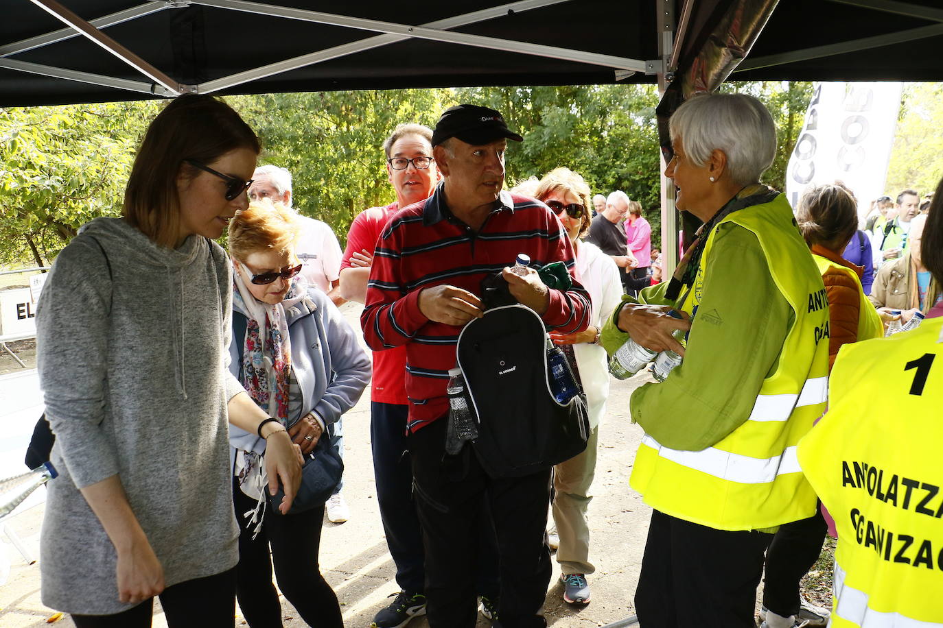 La popular cita ha reunido este año a cerca de dos mil participantes en un recorrido cargado de buen ambiente por el parque de Olárizu. Todo lo recaudado a través de las inscripciones para esta prueba que nació en 2012, coincidiendo con el reinado de Vitoria como 'Green Capital', irá destinado a la agencia de colocación de parados que Cáritas tiene en el barrio de Zaramaga.