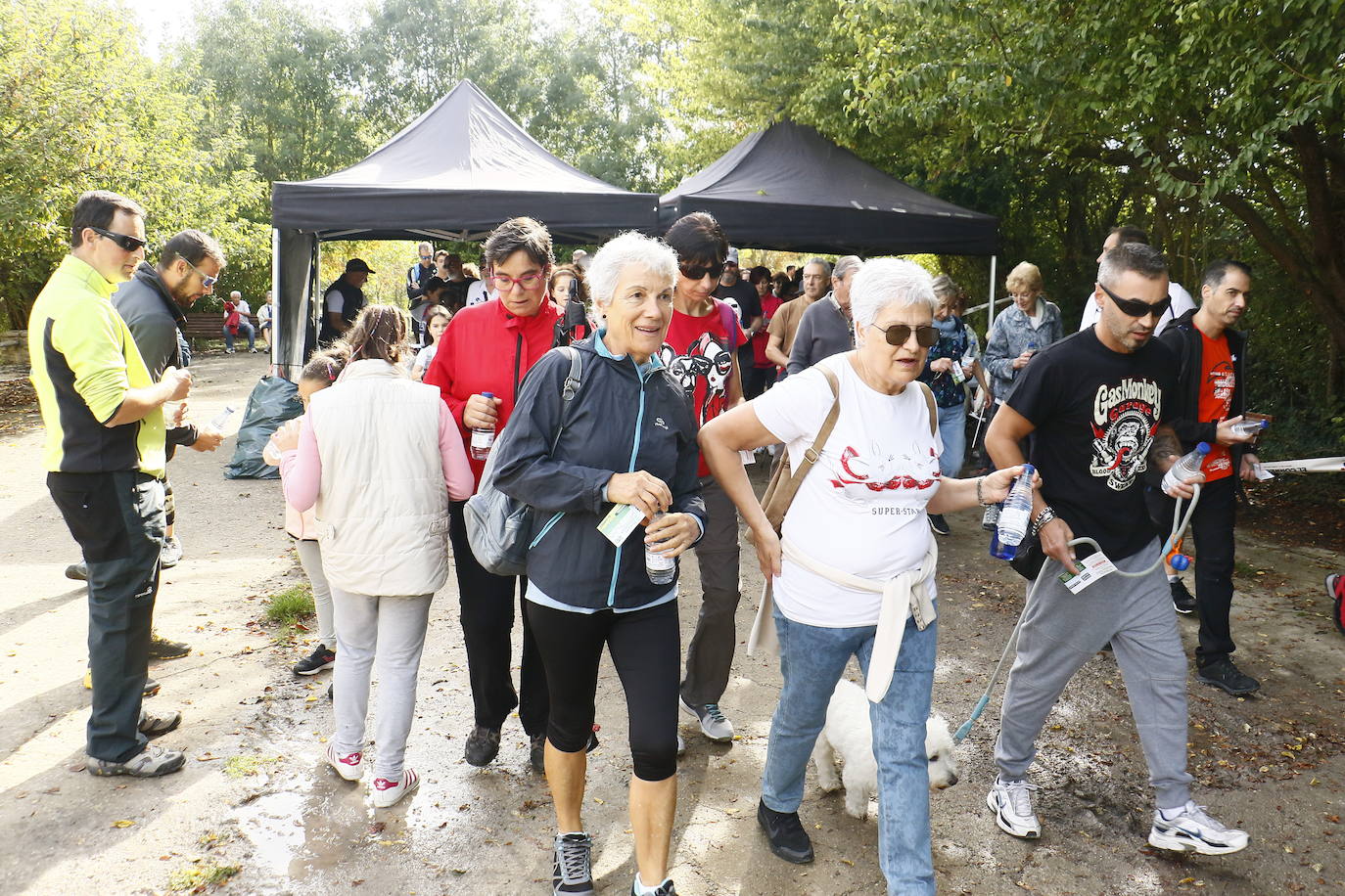 La popular cita ha reunido este año a cerca de dos mil participantes en un recorrido cargado de buen ambiente por el parque de Olárizu. Todo lo recaudado a través de las inscripciones para esta prueba que nació en 2012, coincidiendo con el reinado de Vitoria como 'Green Capital', irá destinado a la agencia de colocación de parados que Cáritas tiene en el barrio de Zaramaga.