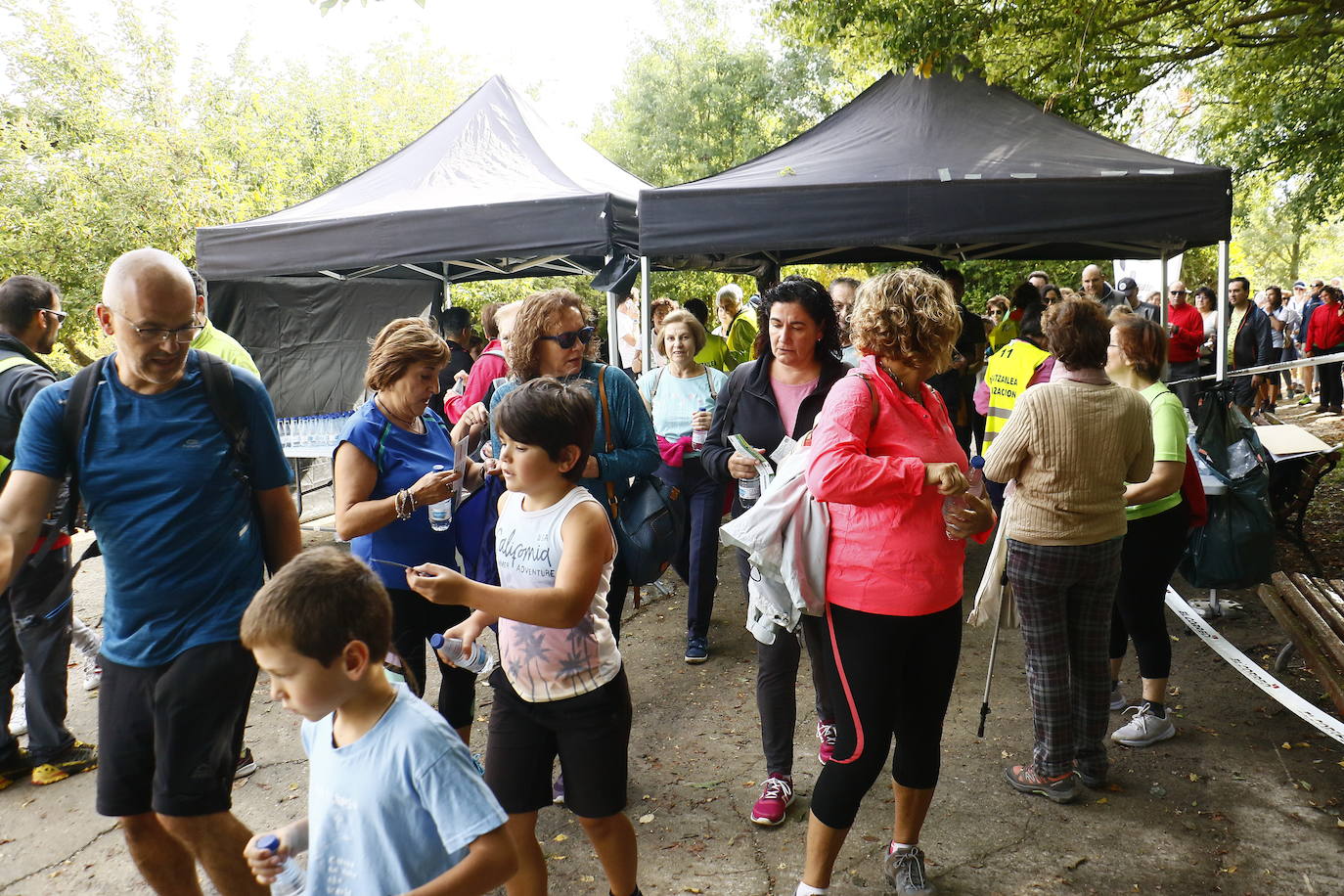 La popular cita ha reunido este año a cerca de dos mil participantes en un recorrido cargado de buen ambiente por el parque de Olárizu. Todo lo recaudado a través de las inscripciones para esta prueba que nació en 2012, coincidiendo con el reinado de Vitoria como 'Green Capital', irá destinado a la agencia de colocación de parados que Cáritas tiene en el barrio de Zaramaga.