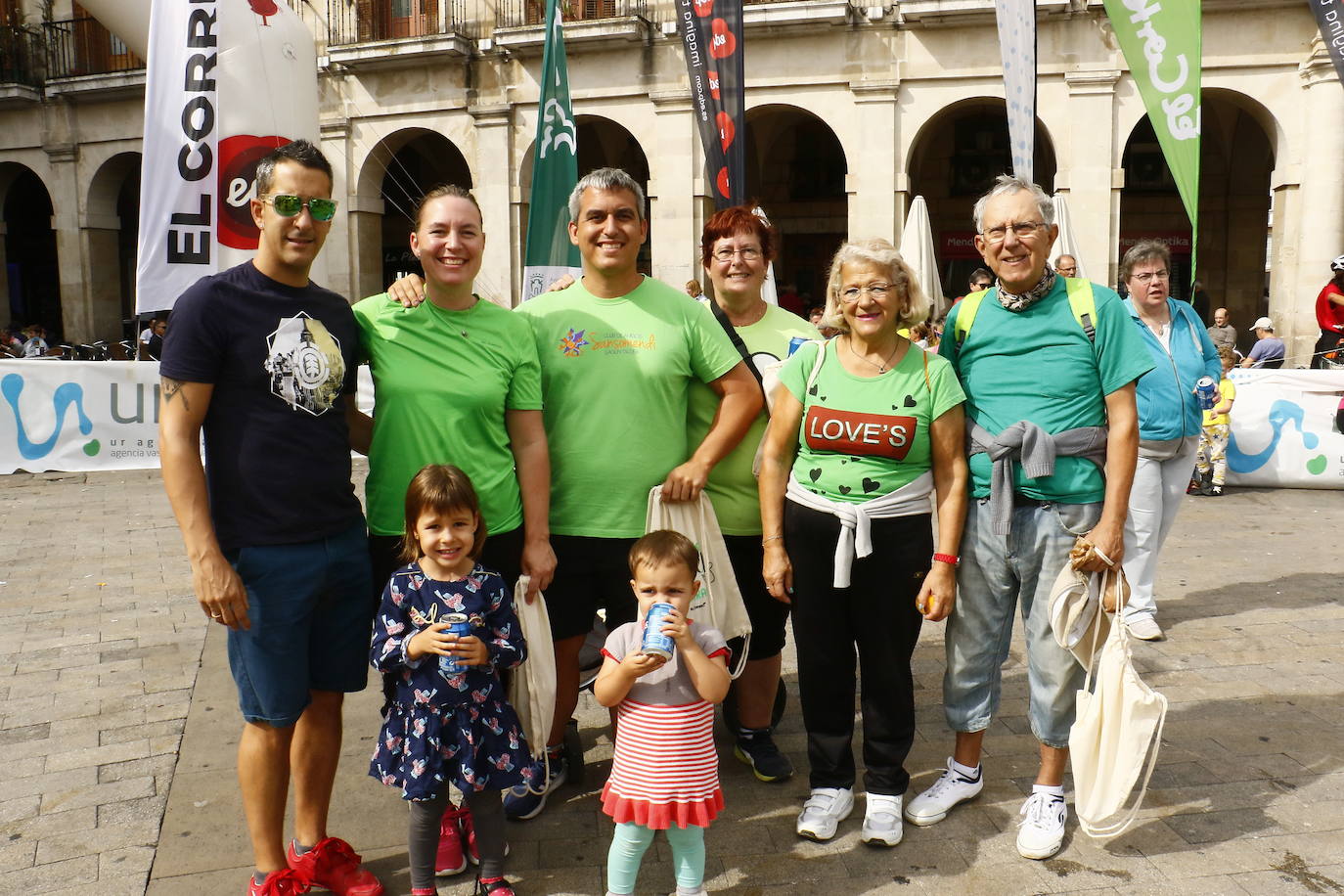 La popular cita ha reunido este año a cerca de dos mil participantes en un recorrido cargado de buen ambiente por el parque de Olárizu. Todo lo recaudado a través de las inscripciones para esta prueba que nació en 2012, coincidiendo con el reinado de Vitoria como 'Green Capital', irá destinado a la agencia de colocación de parados que Cáritas tiene en el barrio de Zaramaga.