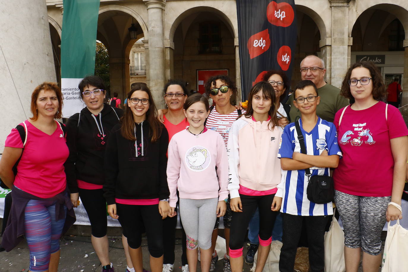 La popular cita ha reunido este año a cerca de dos mil participantes en un recorrido cargado de buen ambiente por el parque de Olárizu. Todo lo recaudado a través de las inscripciones para esta prueba que nació en 2012, coincidiendo con el reinado de Vitoria como 'Green Capital', irá destinado a la agencia de colocación de parados que Cáritas tiene en el barrio de Zaramaga.