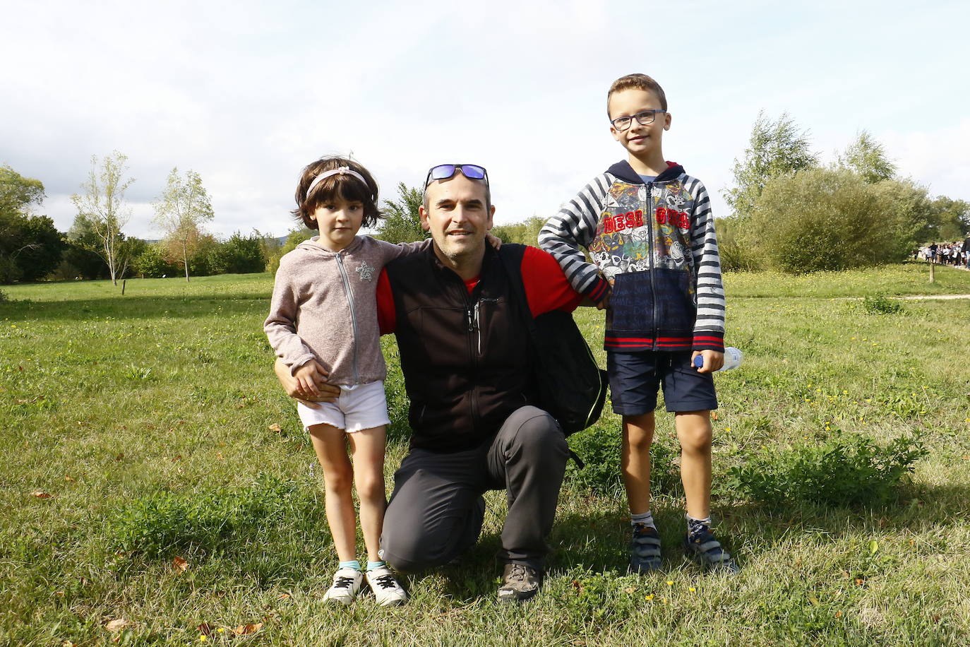 La popular cita ha reunido este año a cerca de dos mil participantes en un recorrido cargado de buen ambiente por el parque de Olárizu. Todo lo recaudado a través de las inscripciones para esta prueba que nació en 2012, coincidiendo con el reinado de Vitoria como 'Green Capital', irá destinado a la agencia de colocación de parados que Cáritas tiene en el barrio de Zaramaga.