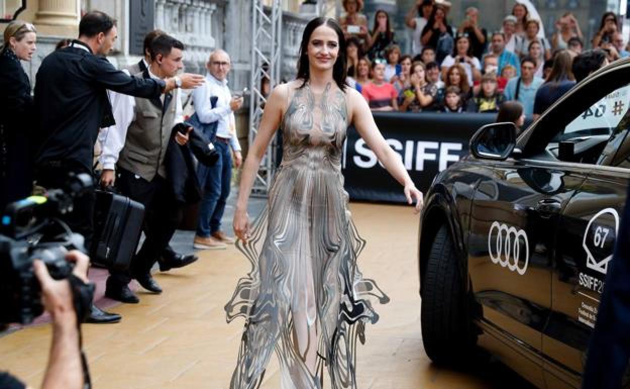 Eva Green abandona el María Cristina rumbo a la alfombra roja del Kursaal para presentar el estreno de 'Proxima'.