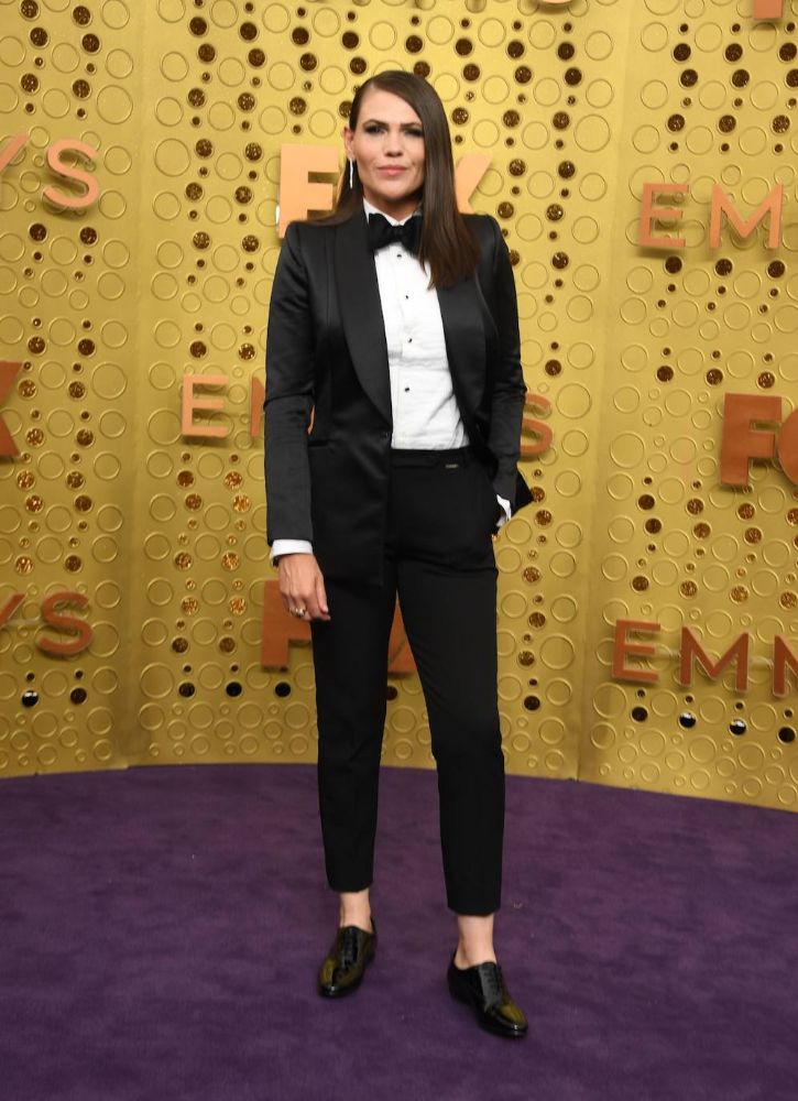 La actriz estadounidense, Clea Duvall, ha sido la encargada de reivindicar el esmoquin femenino sobre la alfombra morada y nos parece fenomenal. Todo un homenaje al maestro Saint Laurent.