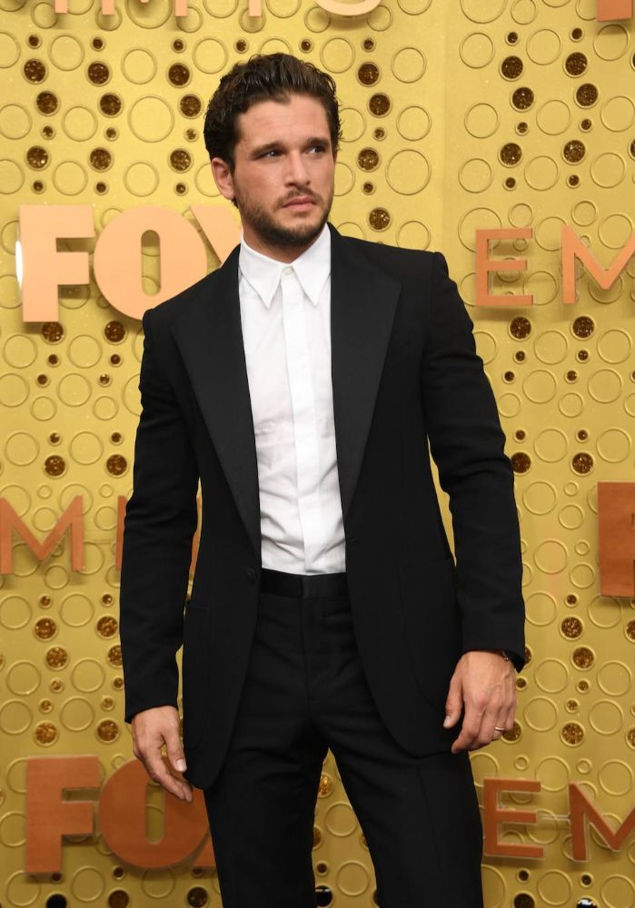 Y ¿qué decir de Kit Harington? Si le quedan bien hasta las pieles de oso cuando interpreta Jon Snow... así que, ahora le vemos impecable con su traje oscuro y desenfadao hecho a medida.