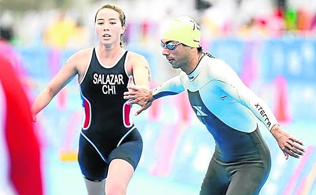 Los chilenos Macarena Salazar y Felipe Barraza, durante una de las carreras.