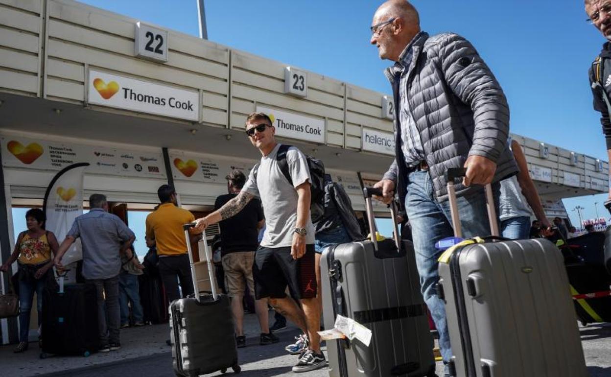 Pasajeros afectados por la quiebra del operador.