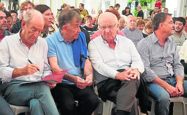 Garaikoetxea firmando su autoinculpación, junto a Manolo Ibarrondo, Castor Agirrezabalaga y Joseba Gezuraga, ayer en Zumaia. 