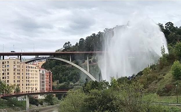 La rotura de una tubería en La Peña provoca un espectacular 'géiser'