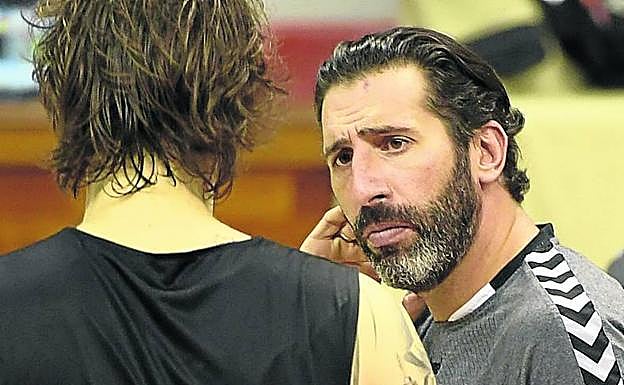 El técnico escucha un comentario del recién llegado Balvin.