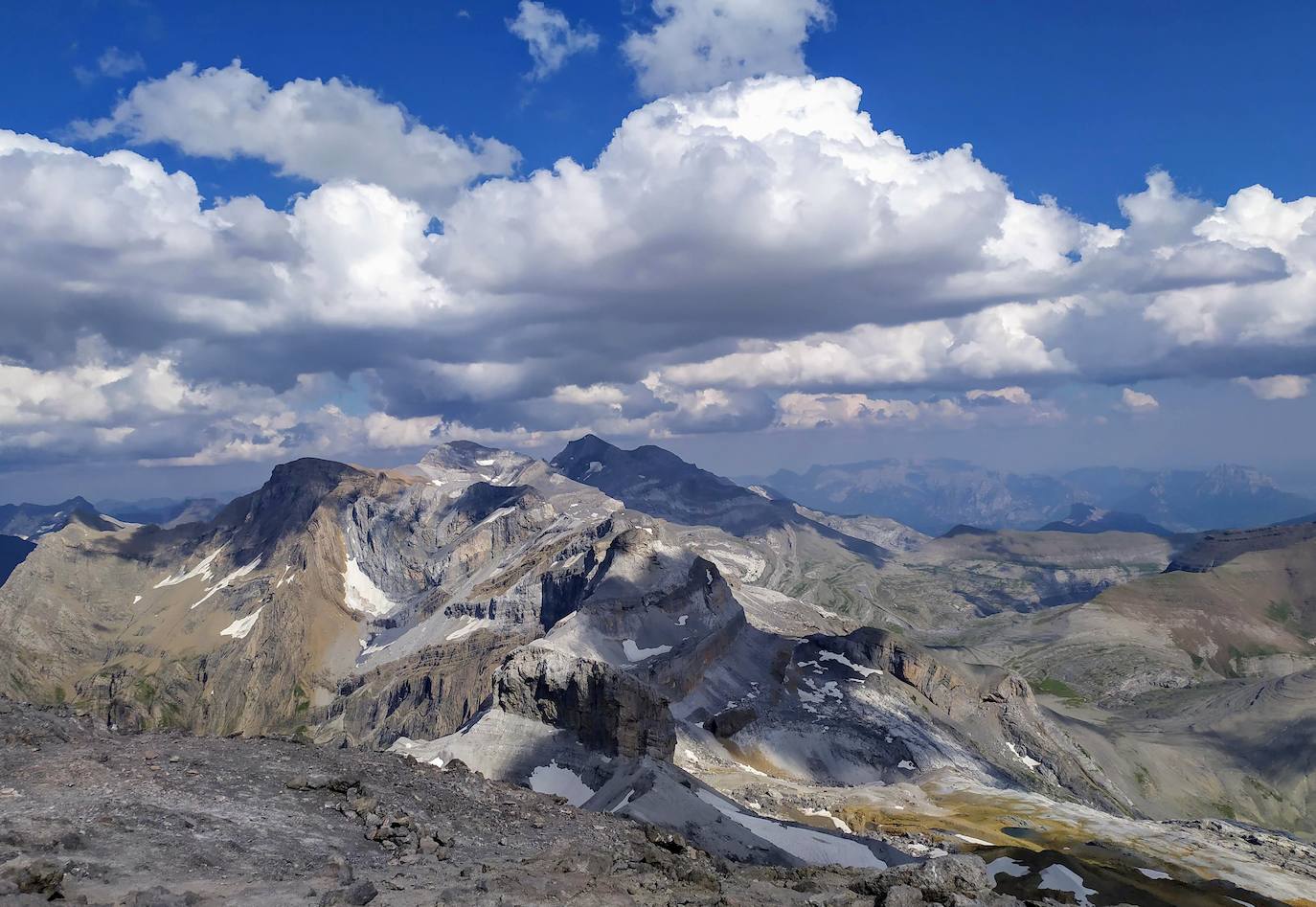 La vista desde la cima ofrece una perspectiva única de la Brecha de Roland, el circo de Gavarnie y Monte Perdido.