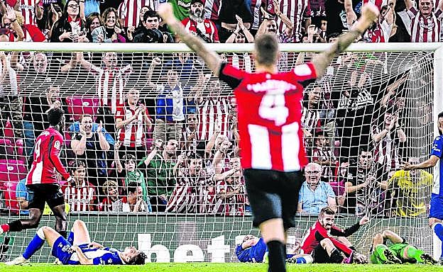 Ximo, Laguardia y Pacheco, tendidos sobre el césped después del 2-0 que sentenció el partido ante el Athletic.