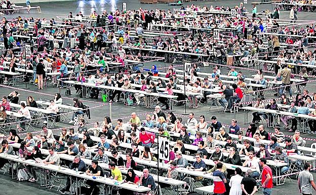 Participantes en la última OPE de educación convocada en Euskadi, muchos de ellos personal al que se recurre para sustituciones.