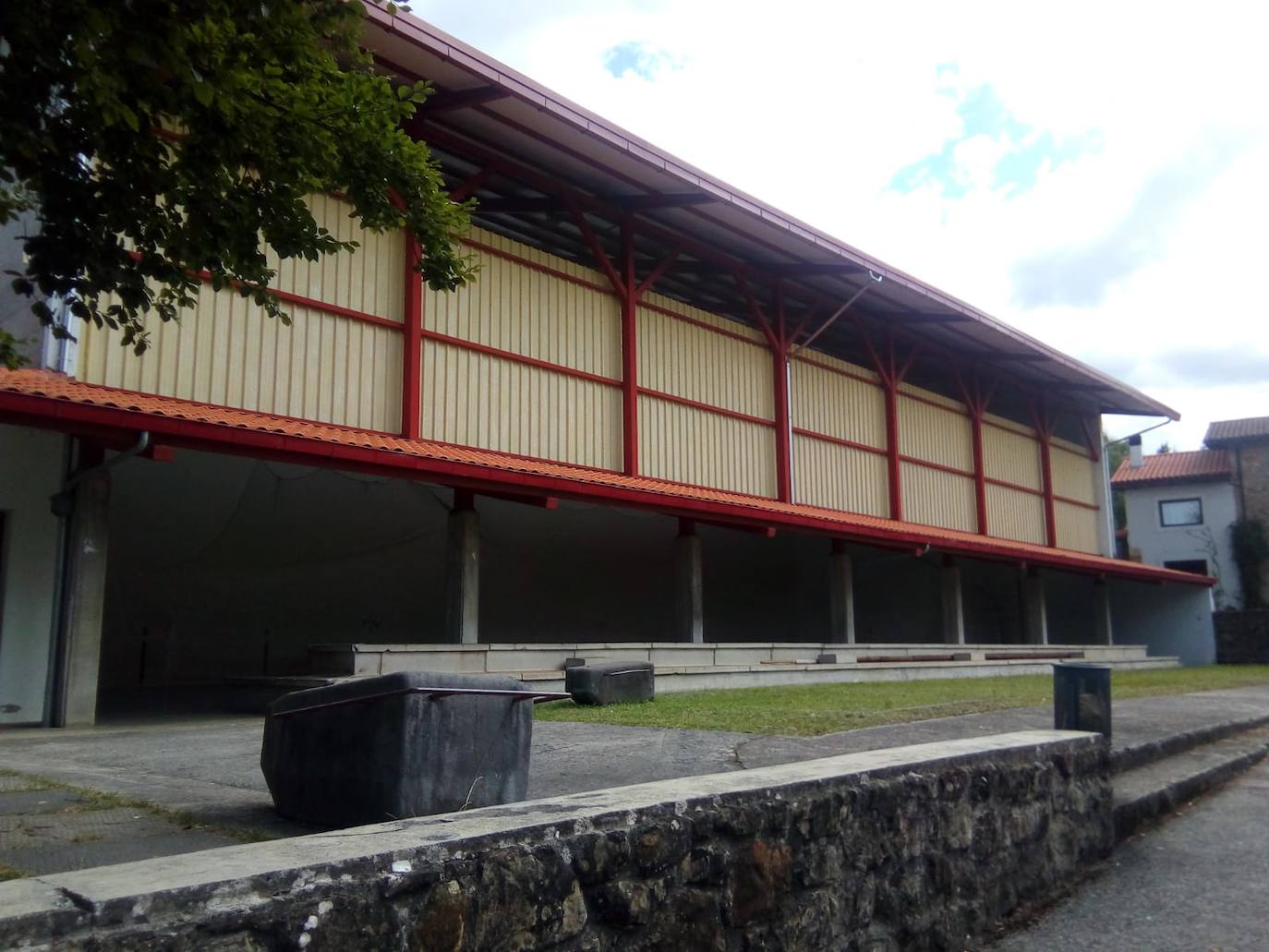 Exterior del frontón de Garai, que será cubierto en su totalidad. 