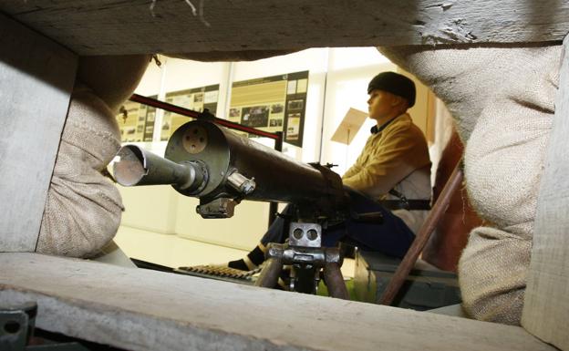 Material expuesto en una muestra sobre el Cinturón de Hierro.