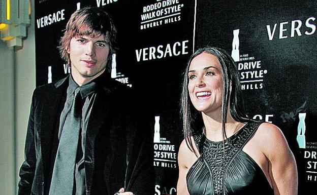 Demi Moore con Asthon Kutcher en una fiesta en Beverly Hills. 