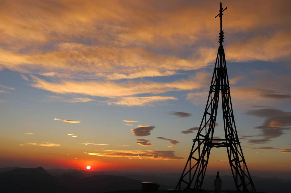 Espectacular imagen del amanecer en el alto de Gorbea. 