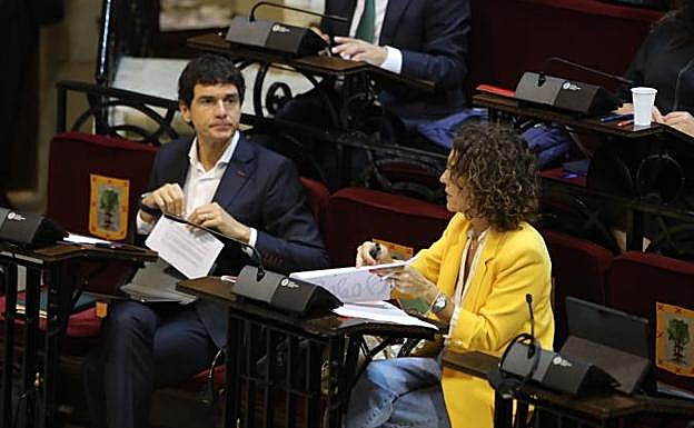El diputado general, junto a Ibone Bengoetxea, este miércoles en las Juntas. 