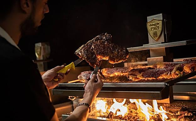 Txuletas preparadas por el asador Casa Julián.