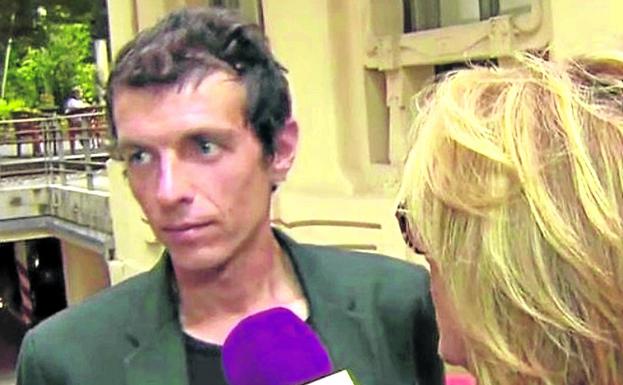 Camilo Blanes Jr., atiende a una cadena de televisión el día del velatorio de su padre.