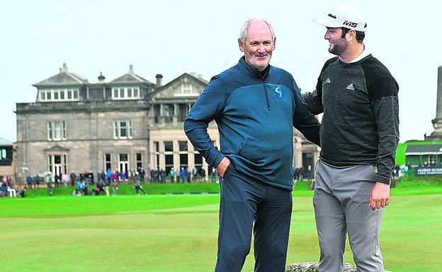 Edorta y Jon Rahm posan en el Swilcan Bridge del hoyo 18 del Old Course en St Andrews.