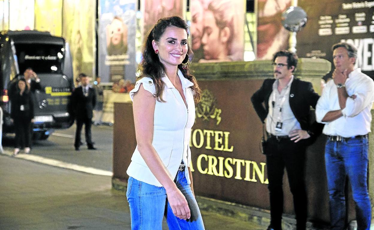 Penélope Cruz aterrizó anoche en San Sebastián y hoy recibirá su premio Donostia.