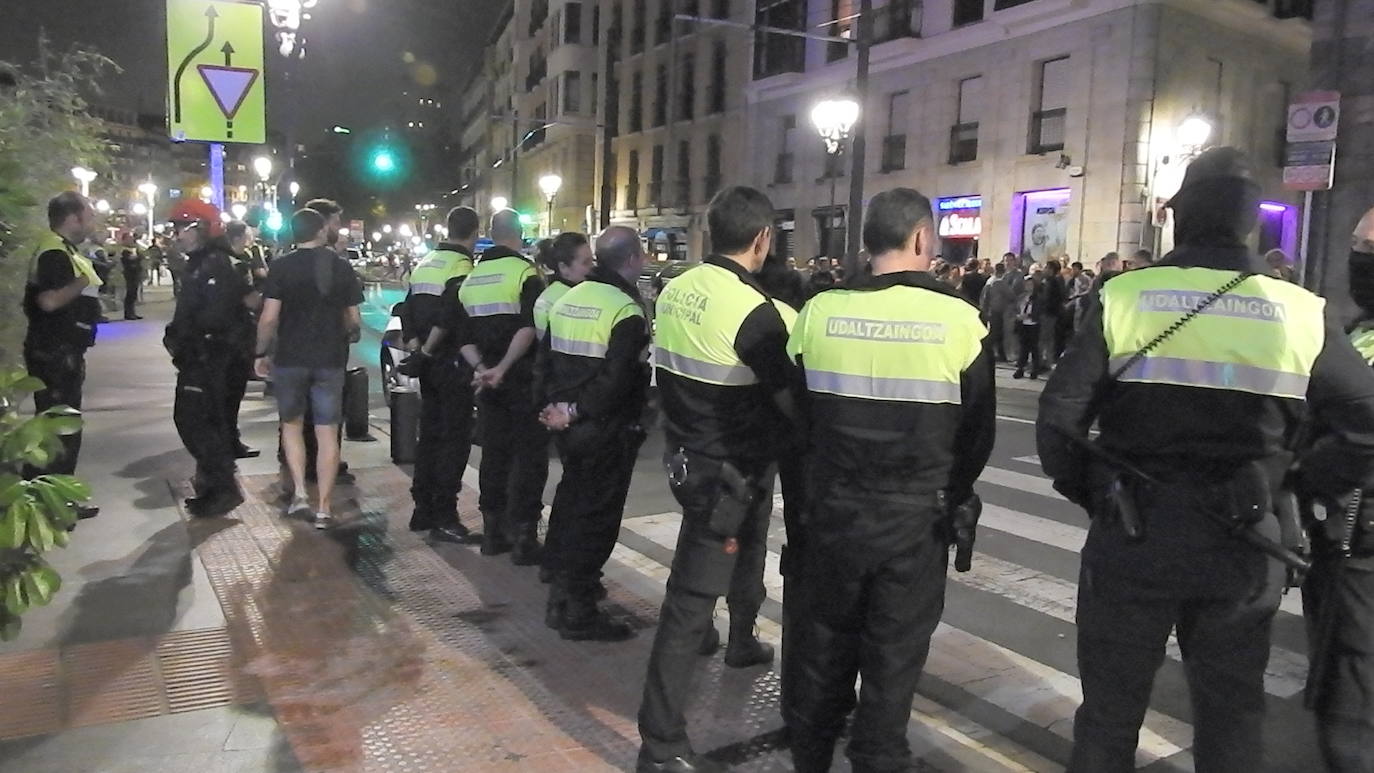 Fotos: Espectacular despligue policial frente al Mercado de La Ribera de Bilbao