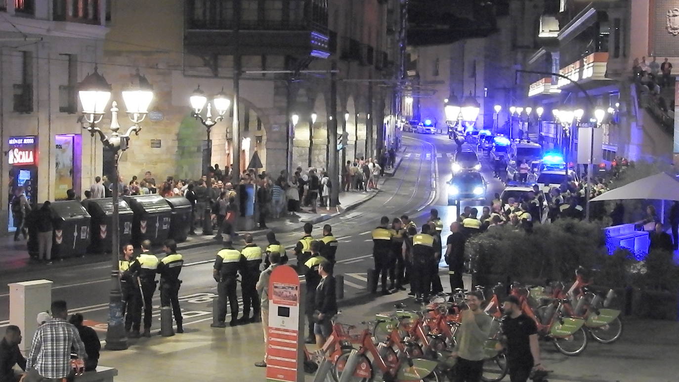 Fotos: Espectacular despligue policial frente al Mercado de La Ribera de Bilbao