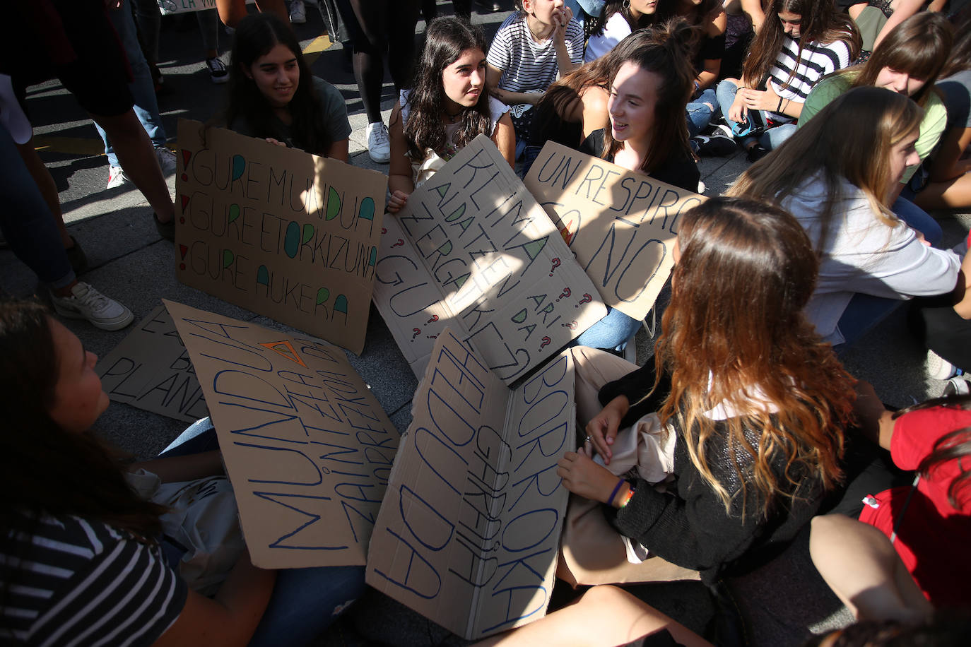 Fotos: Los estudiantes vizcaínos se manifiestan contra el cambio climático