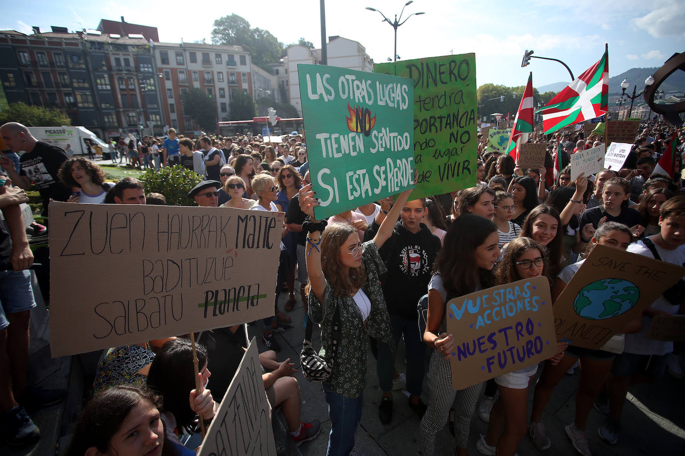 Fotos: Los estudiantes vizcaínos se manifiestan contra el cambio climático