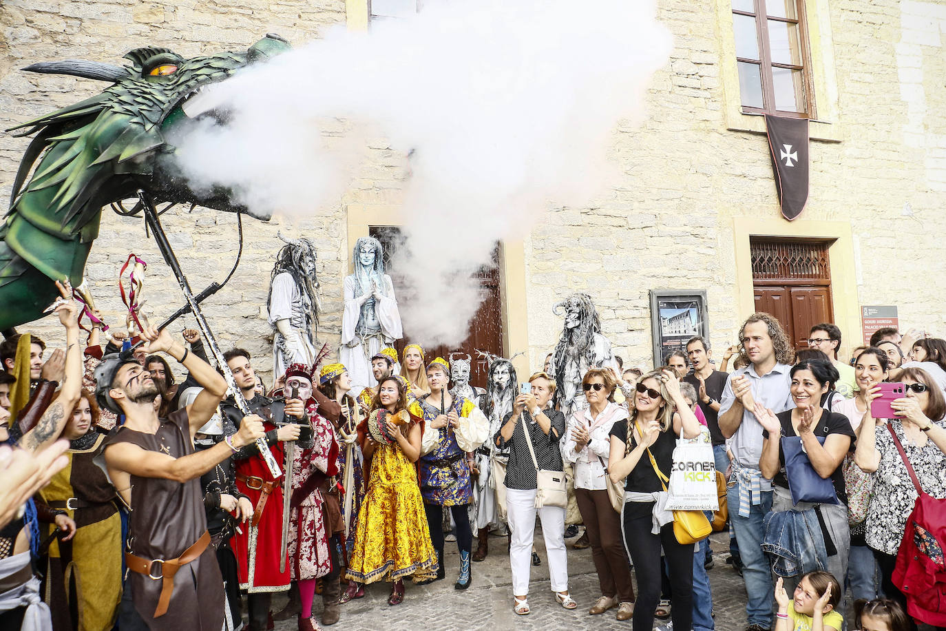 Armaduras, babuchas, gaitas, tambores y un enorme dragón inauguran la feria. El Mercado Medieval de Vitoria ya echa humo