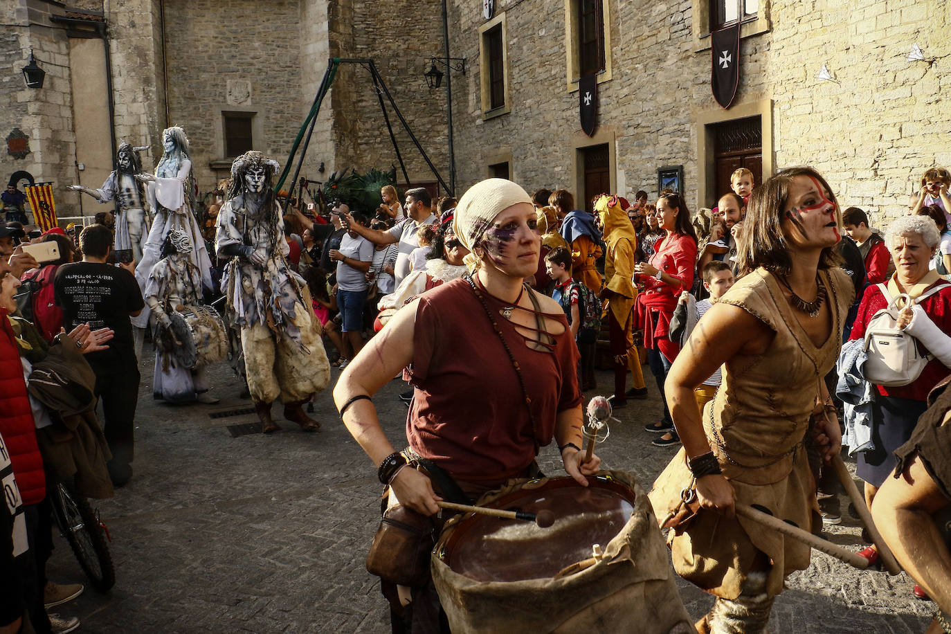 Armaduras, babuchas, gaitas, tambores y un enorme dragón inauguran la feria. El Mercado Medieval de Vitoria ya echa humo