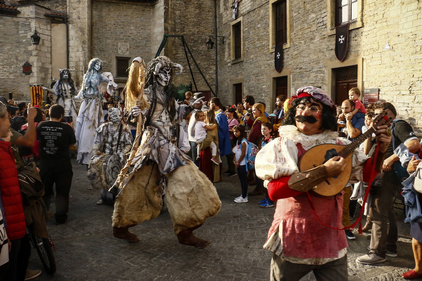 Armaduras, babuchas, gaitas, tambores y un enorme dragón inauguran la feria. El Mercado Medieval de Vitoria ya echa humo