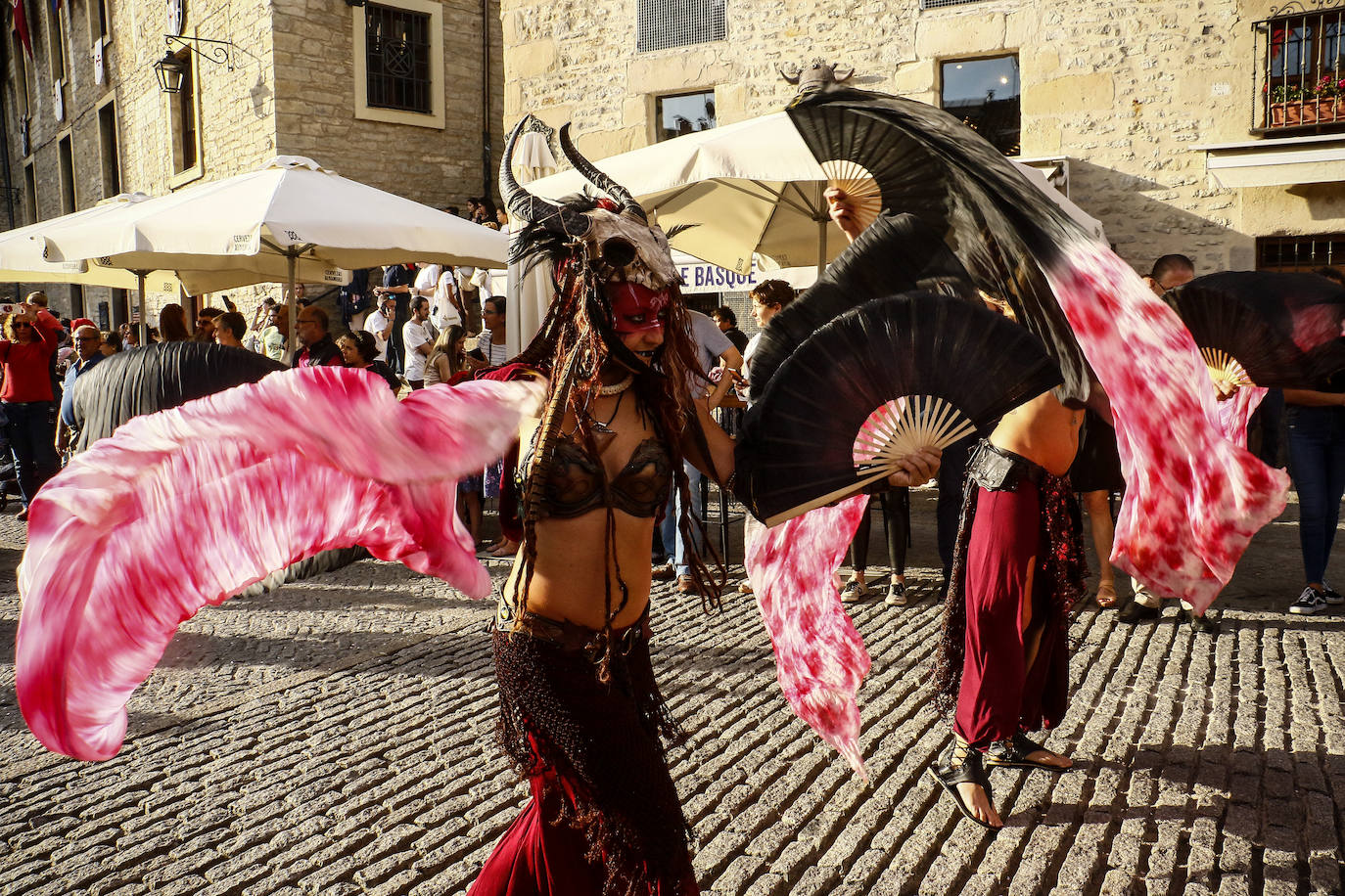 Armaduras, babuchas, gaitas, tambores y un enorme dragón inauguran la feria. El Mercado Medieval de Vitoria ya echa humo