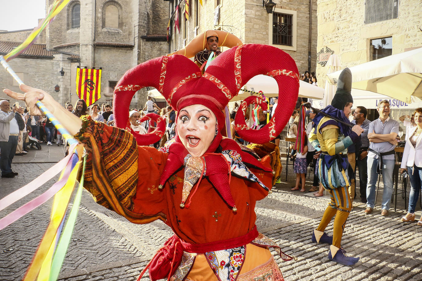 Armaduras, babuchas, gaitas, tambores y un enorme dragón inauguran la feria. El Mercado Medieval de Vitoria ya echa humo