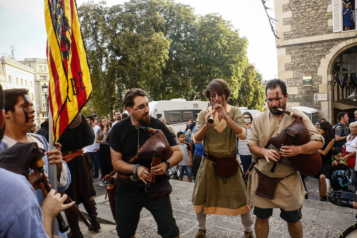Armaduras, babuchas, gaitas, tambores y un enorme dragón inauguran la feria. El Mercado Medieval de Vitoria ya echa humo