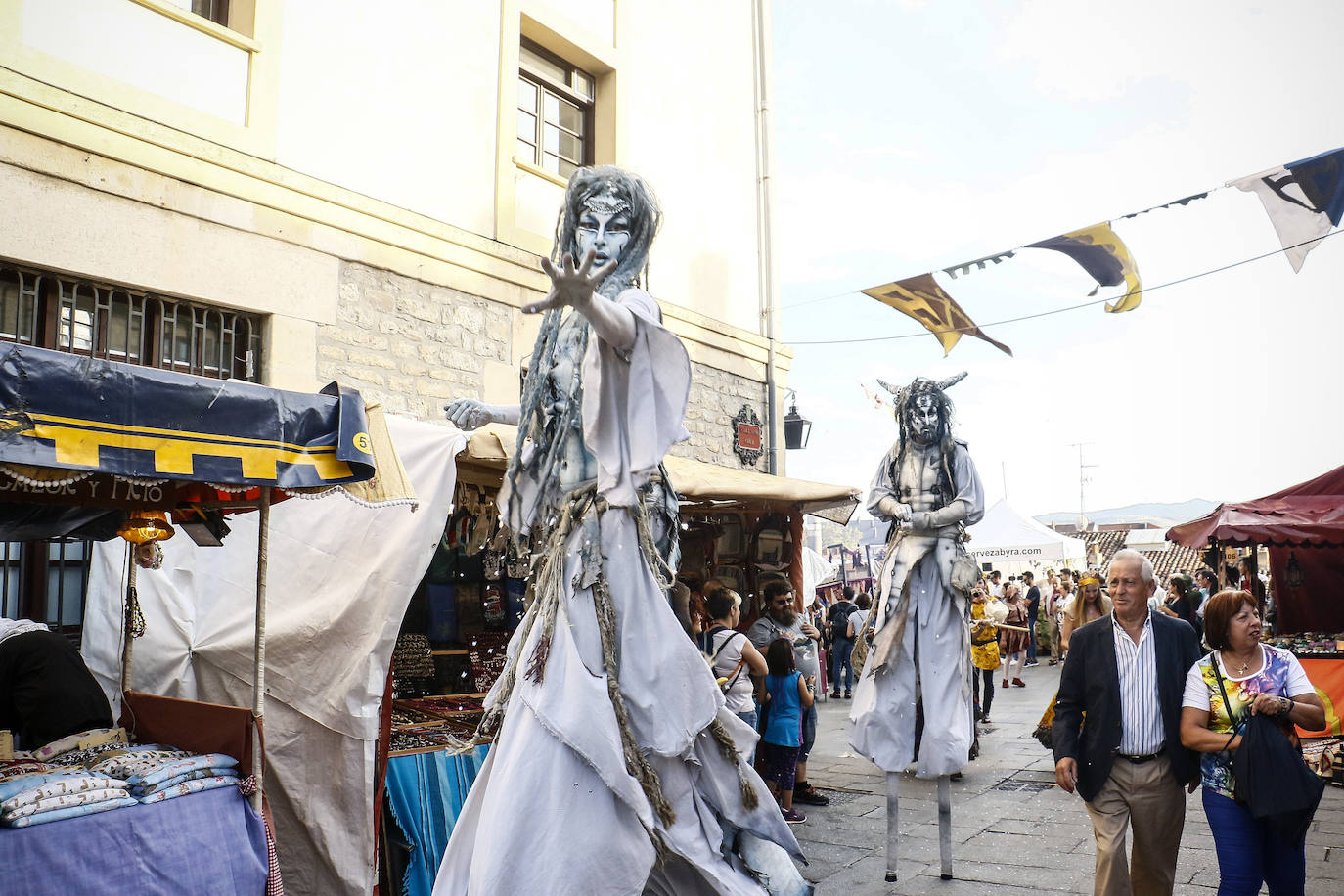 Armaduras, babuchas, gaitas, tambores y un enorme dragón inauguran la feria. El Mercado Medieval de Vitoria ya echa humo