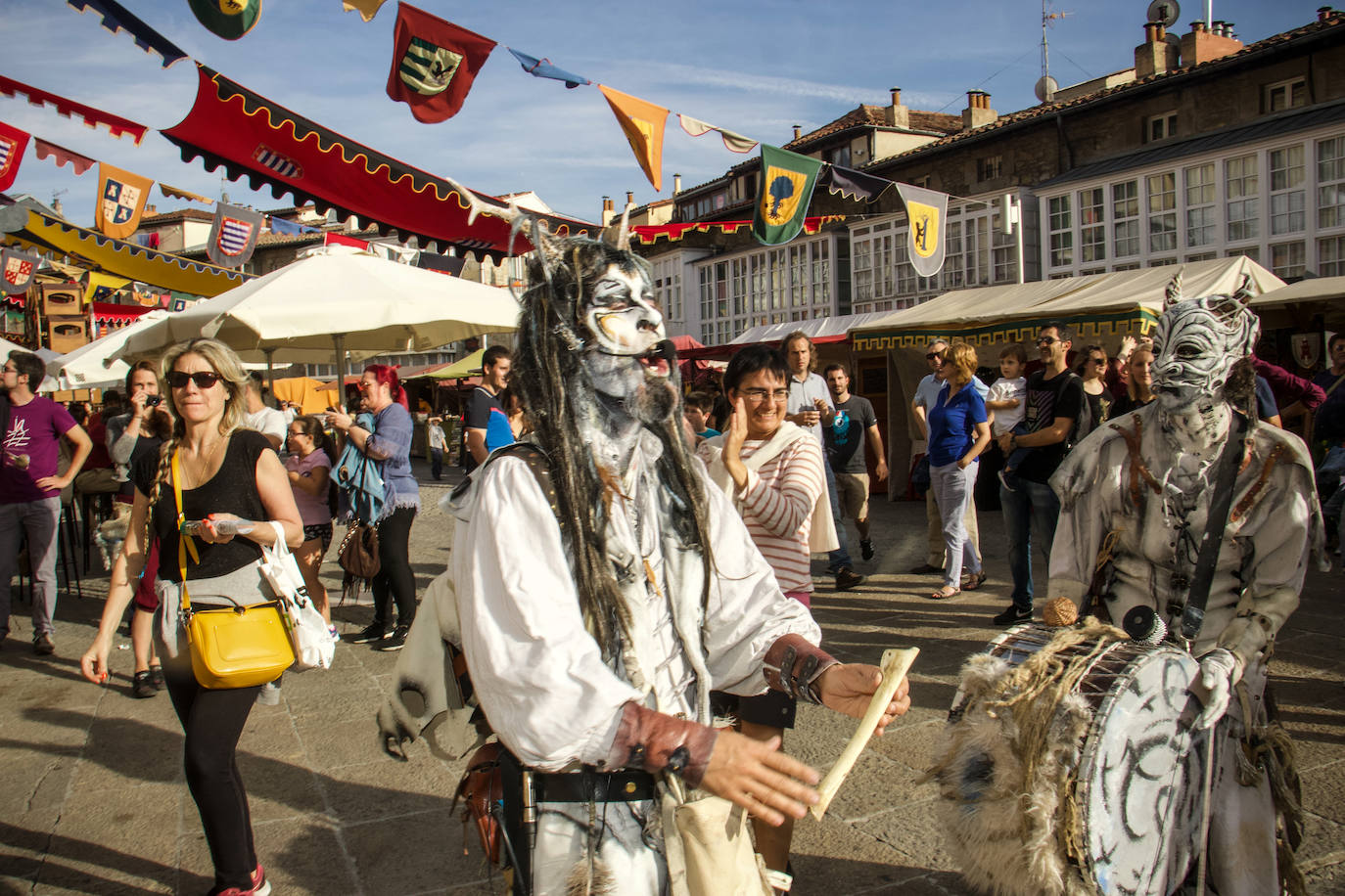 Armaduras, babuchas, gaitas, tambores y un enorme dragón inauguran la feria. El Mercado Medieval de Vitoria ya echa humo