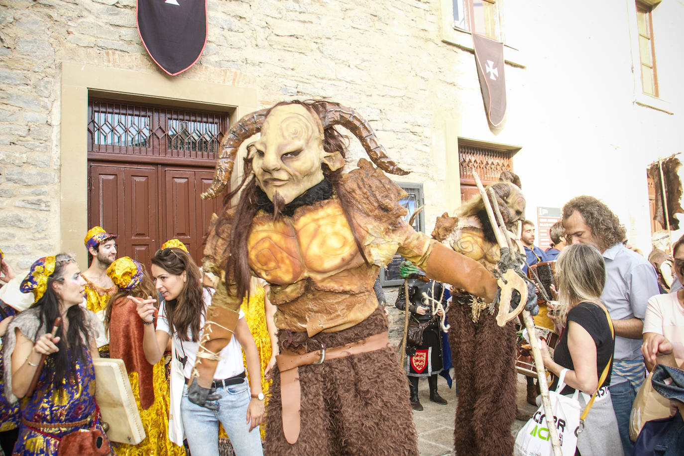 Armaduras, babuchas, gaitas, tambores y un enorme dragón inauguran la feria. El Mercado Medieval de Vitoria ya echa humo