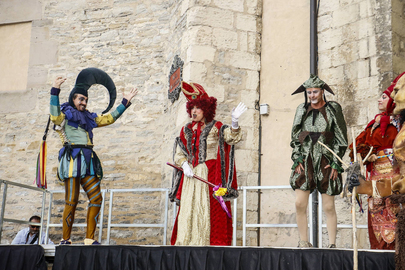 Armaduras, babuchas, gaitas, tambores y un enorme dragón inauguran la feria. El Mercado Medieval de Vitoria ya echa humo