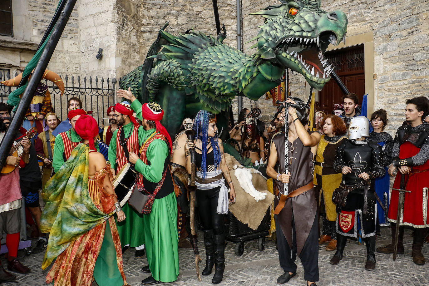 Armaduras, babuchas, gaitas, tambores y un enorme dragón inauguran la feria. El Mercado Medieval de Vitoria ya echa humo
