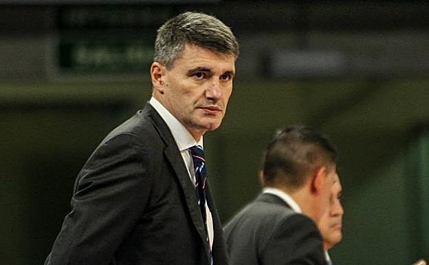 Perasovic observa las evoluciones de su equipo, en la banda del Buesa. 