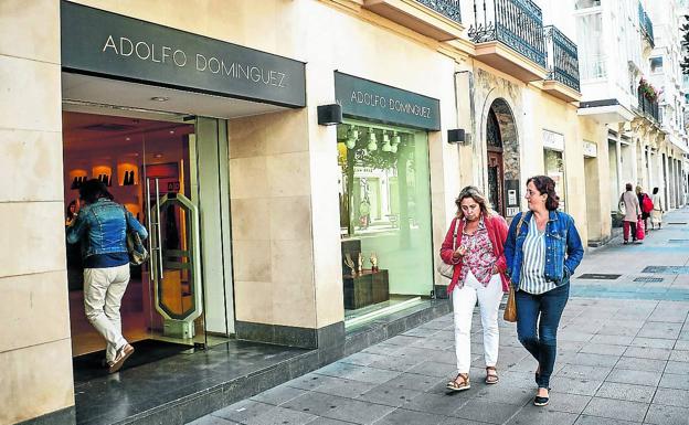 Entrada a la tienda de Adolfo Domínguez en Dato, que cerrará mañana sábado.