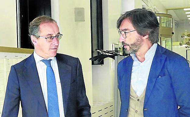 Alfonso Alonso charla ayer con Iñaki Oyarzábal, encargado de las negociaciones con Cs.