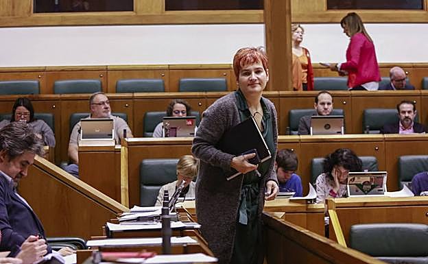 Foto de archivo de un pleno del Parlamento Vasco, Rebeka Ubera (EH Bildu).
