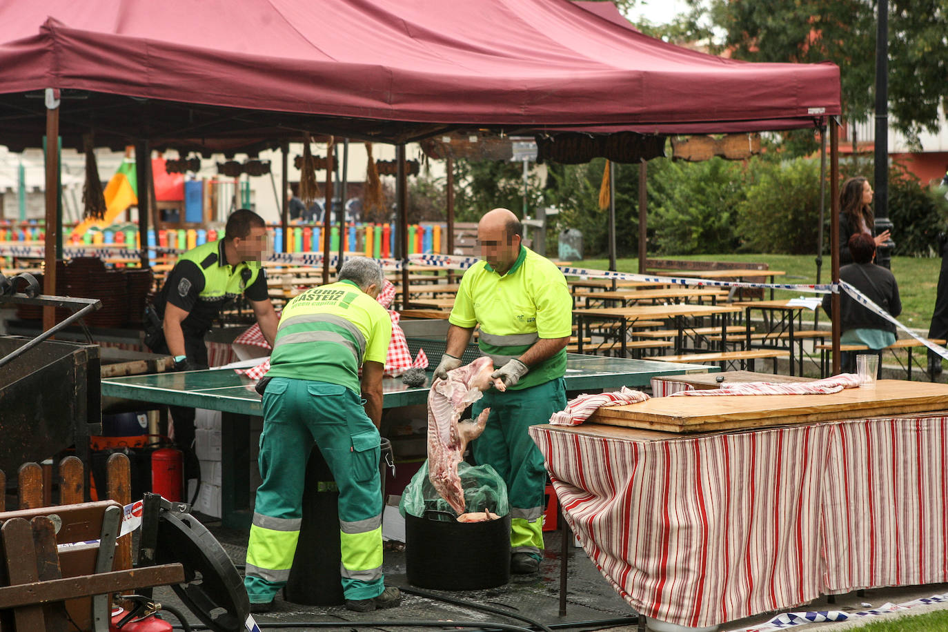 Fotos: La Policía Local clausura un puesto del Mercado Medieval