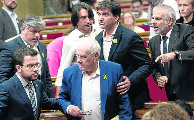 Carlos Carrizosa, a la derecha, durante el convulso pleno que se vivió el jueves en el Parlamento catalán.