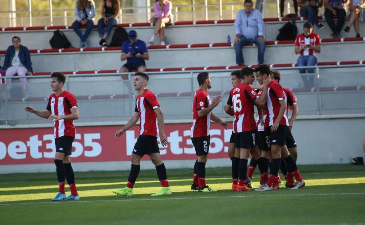 Los jugadores del Bilbao Athletic celebran uno de los cinco goles.